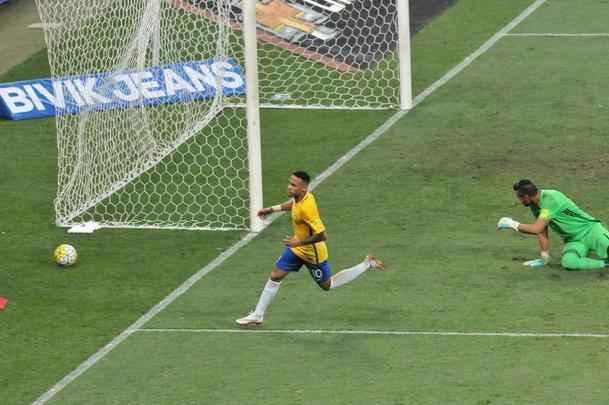 Neymar marca o segundo gol do Brasil, e faz a festa da torcida