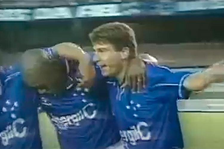 Túlio Maravilha (1999) - se com a camisa do Botafogo o atacante se tornou um dos principais goleadores do Brasil, defendendo o Cruzeiro ele foi uma decepção absoluta. Contratado pela Raposa em julho de 1999, Túlio durou apenas sete jogos em Belo Horizonte. Sua última partida aconteceu em julho, cerca de um mês e meio depois da estreia. O atacante balançou a rede em quatro oportunidades.