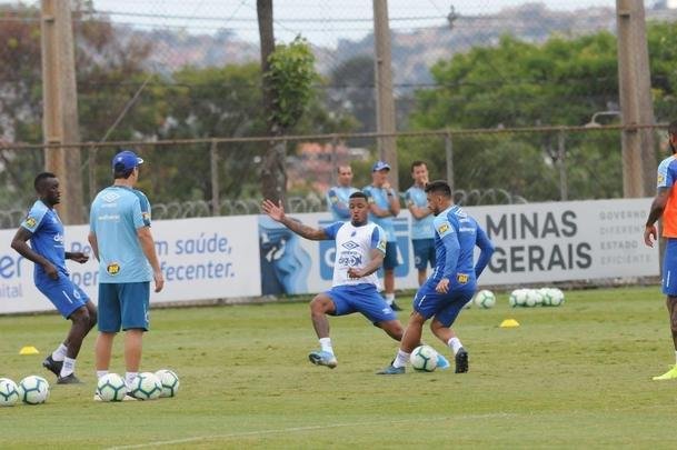 Adilson Batista em ao em seu primeiro treino  frente do Cruzeiro