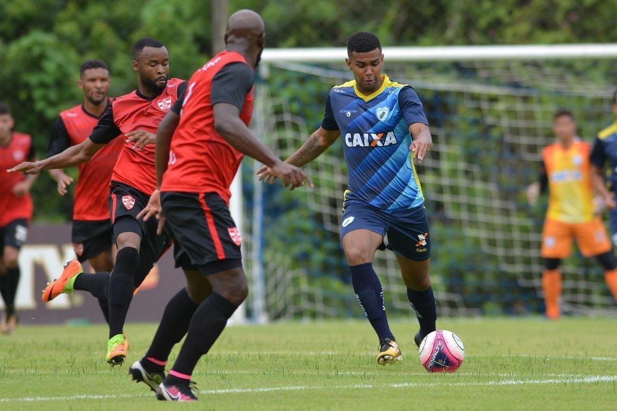 Alex (Atltico-PR) - Jogos: 11 (profissional e aspirantes) / Gol: 1 - Destaque da Copa So Paulo de Futebol Jnior em 2015, Alex chegou ao Cruzeiro cercado de expectativa. Ele, contudo, no mostrou o futebol esperado. Neste ano, foi emprestado ao Atltico-PR. Fez 9 jogos pela equipe profissional no Campeonato Paranaense e marcou um gol. O meia acabou relegado  equipe de aspirantes, pela qual disputou dois jogos do Brasileiro.