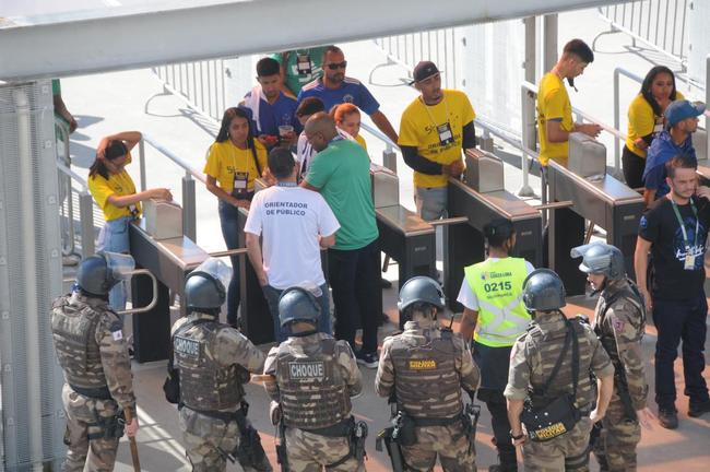 Chegada da torcida do Cruzeiro ao Mineiro para o jogo contra a Ponte Preta pela 13 rodada da Srie B do Campeonato Brasileiro. Estdio voltou a receber grande pblico