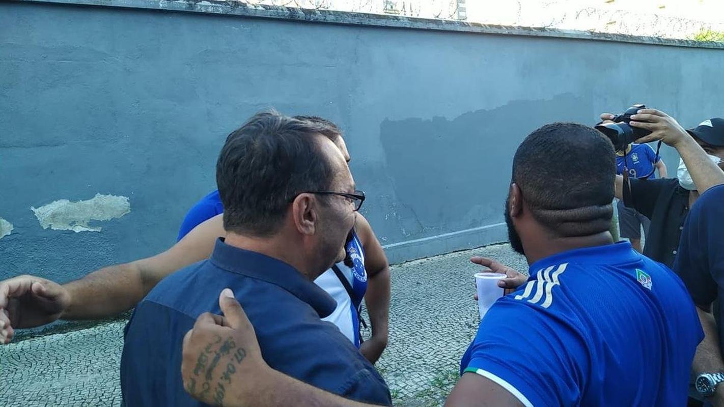 Torcida do Cruzeiro foi em peso ao Parque Esportivo do Barro Preto para fazer press�o pela aprova��o da venda da SAF a Ronaldo