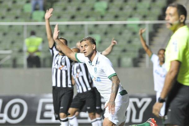 No segundo tempo, Amrica marcou gol em impedimento e lance gerou muitas reclamaes