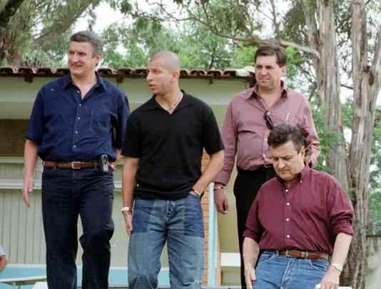 12/01/2002 Apresentação do jogador de futebol do Cruzeiro, Fabio Junior, na Toca da Raposa, em Belo Horizonte. Fabio Junior foi contratado junto à Roma, da Itália, por empréstimo, de graça, por um ano. Ele chega acompanhado do diretor de Futebol do clube, Eduardo Maluf, e do vice-presidente, Alvimar de Oliveira Costa,