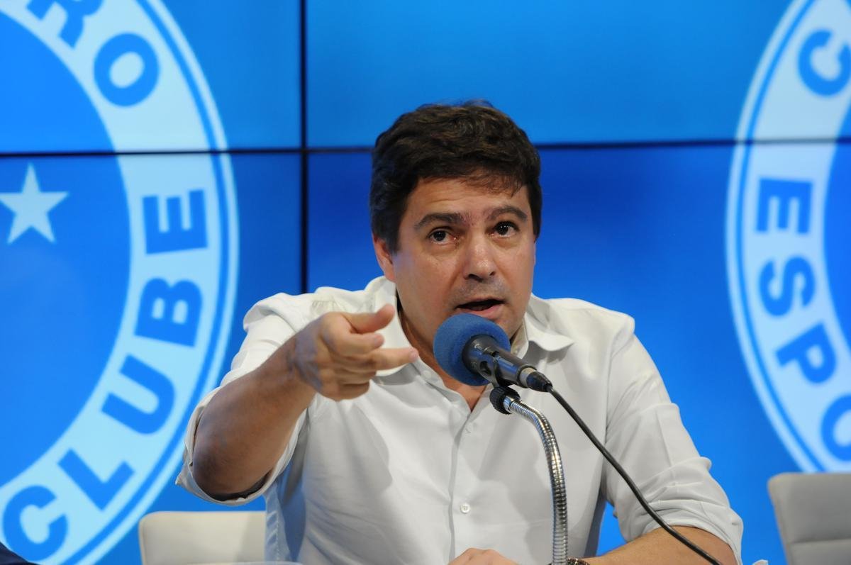 27/05/2019 - na segunda-feira seguinte  matria do Fantstico, a diretoria do Cruzeiro marcou entrevista coletiva para esclarecer as denncias. Sentaram-se  mesa de entrevista o presidente Wagner Pires de S, o vice-presidente de futebol Itair Machado, o diretor financeiro Flvio Pena e o diretor de controladoria e finanas Flvio Pena. Em dado momento, Itair se irritou com o argumento de Vincius Nicoletti, reprter do Fox Sports, de que os direitos econmicos do atleta Estevo William, de 12 anos, no poderia ter sido colocado como garantia de pagamento de uma dvida de R$ 2 milhes do clube com um empresrio. O Estatuto da Criana e do Adolescente probe a incluso de crianas em transaes como essa. Estevo, por sinal, s poder ter o primeiro contrato profissional em 2023. O dirigente ameaou Nicoletti com a seguinte frase 'Voc vai ver. Eu tenho muita coisa suas e vou comear a falar'.