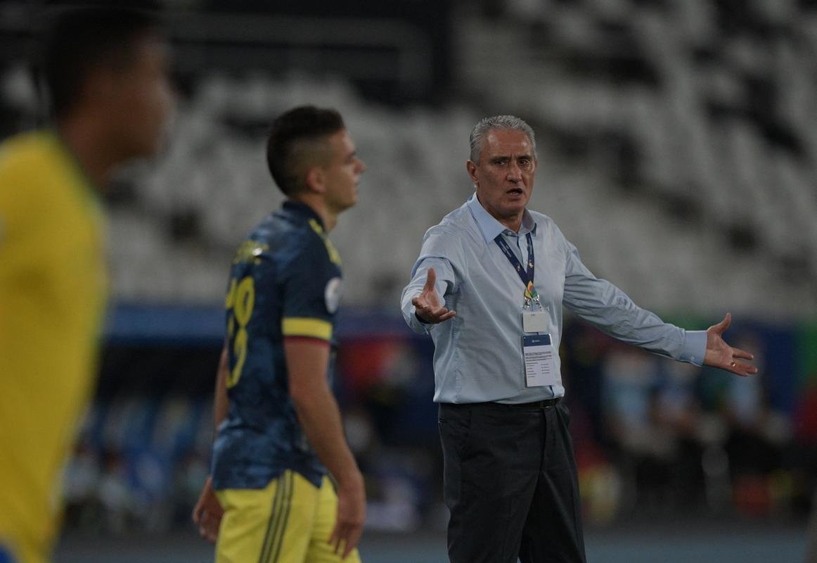 Brasil e Colmbia se enfrentaram no Estdio Nilton Santos, pelo Grupo B da Copa Amrica