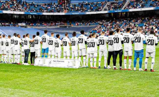 Jogadores do Real Madrid se perfilaram em campo usando o uniforme de Vini Jr