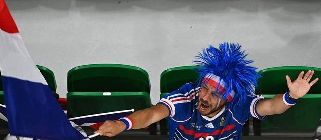 Torcedores no Estdio Al Thumama, em Doha, para o duelo entre Frana e Polnia, pelas oitavas de final da Copa do Mundo.