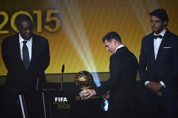 Confira as fotos dos bastidores e da cerimônia da Bola de Ouro