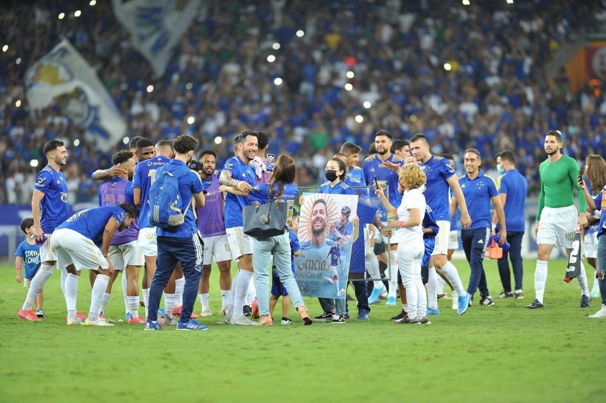 Ariel Cabral se despediu do Cruzeiro no empate por 0 a 0 com o Nutico, no Mineiro. Ao fim da partida, ele recebeu uma placa, foi celebrado pelos companheiros, pela famlia e teve o nome gritado pelo estdio lotado.