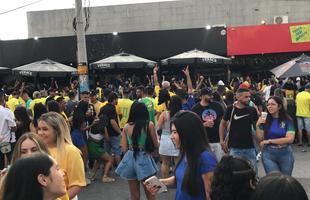 Movimento na Rua Alberto Cintra, em BH, durante jogo do Brasil contra a Srvia, pela abertura da Copa do Mundo do Catar