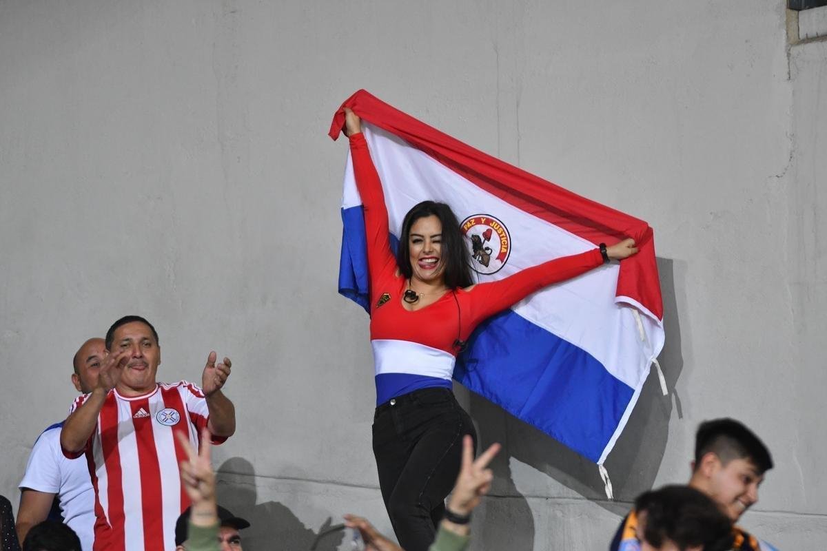Larissa Riquelme manteve tradio de colocar celular entre os seios, foi calorosa com torcedores e apoiou Paraguai de forma efusiva no Mineiro
