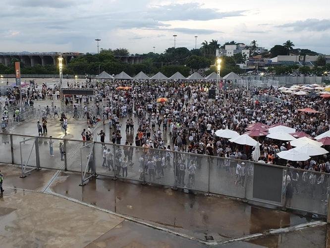 Torcedores do Atlético no entorno do Mineirão antes do jogo contra o Corinthians. Tarde/noite de chuva, trânsito ruim e filas longas no Gigante da Pampulha