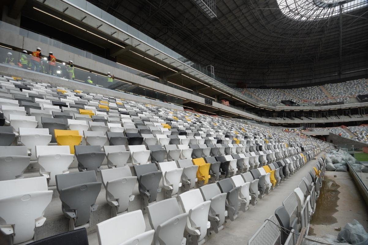 Assentos sem capas protetoras conferem maior brilho s arquibancadas do estdio