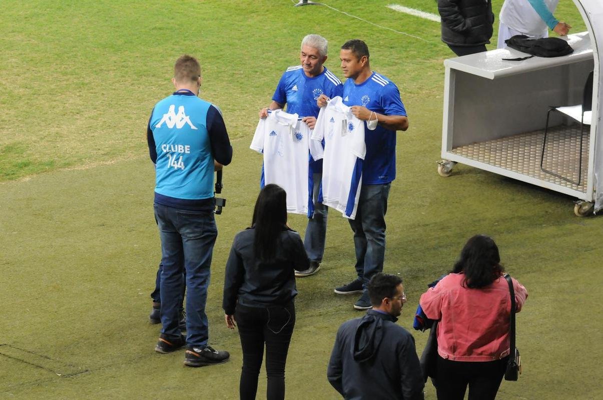 �dolos do Cruzeiro, Nonato e Marcelo Ramos participaram de a��o com s�cios-torcedores do clube antes da partida contra o Sport pela S�rie B (28/6/2022)