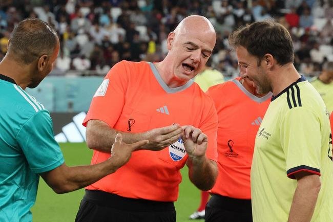 Jogo festivo entre lendas das Copas do Mundo reuniu �dolos do futebol como Materazzi, Essien, Michel Salgado, Seedorf, Jorge Campos, Terry, Del Piero, Vieri, Makelele, Deco, Zanetti, Batistuta, Mario Kempes, Cafu e Roberto Carlos no Est�dio Al Thumama e teve presidente da Fifa Gianni Infantino como �rbitro