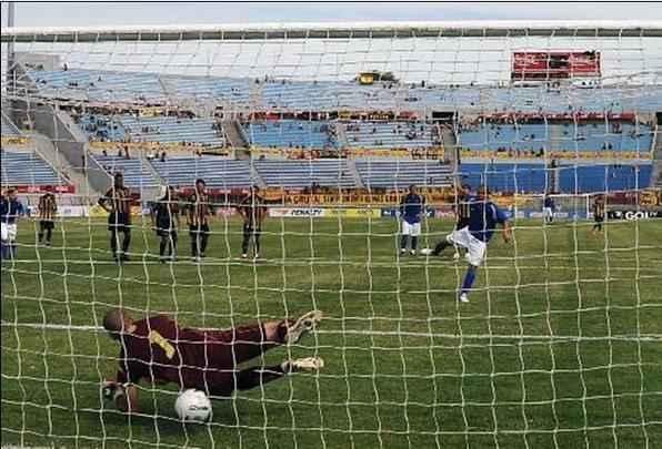 Em 2009, Cruzeiro derrotou Atlético por 4 a 2 no Estádio Centenário, em Montevidéu, pelo Torneio Internacional de Verão. Na história, esse foi o único clássico mineiro realizado fora do Brasil