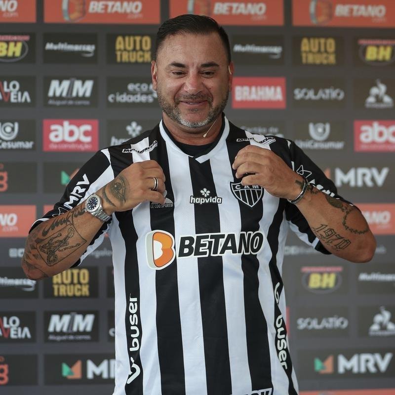 O técnico argentino 'El Turco' Mohamed foi apresentado pelo Atlético nesta terça-feira (25/01) ao lado do presidente do clube, Sérgio Coelho.