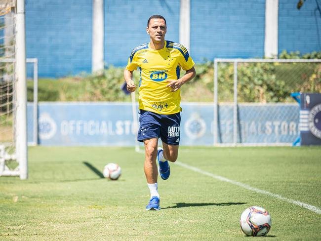 Cruzeiro estreou camisa de treino amarela durante atividade neste domingo (28/03)