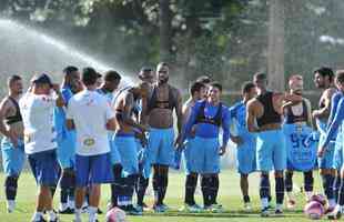 Cruzeiro se reapresentou aps estreia na Copa Libertadores e iniciou sua preparao para o clssico de domingo, s 11h, no Independncia, contra o Atltico, pela nona rodada do Mineiro. As novidades foram as presenas do atacante Sass e do zagueiro Cac, da base. Fred foi vetado devido a um estiramento na panturrilha direita. 