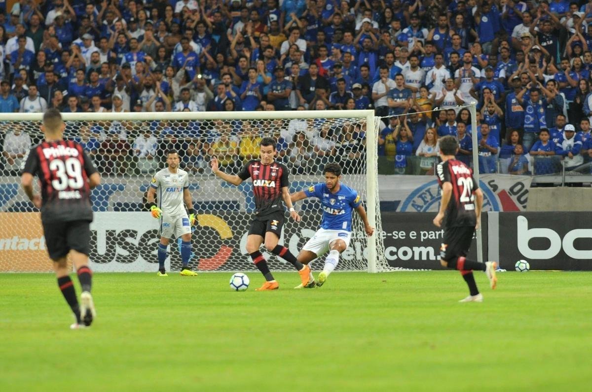 Lances do primeiro tempo da partida entre Cruzeiro e Atltico-PR, no Mineiro, pelas oitavas de final da Copa do Brasil