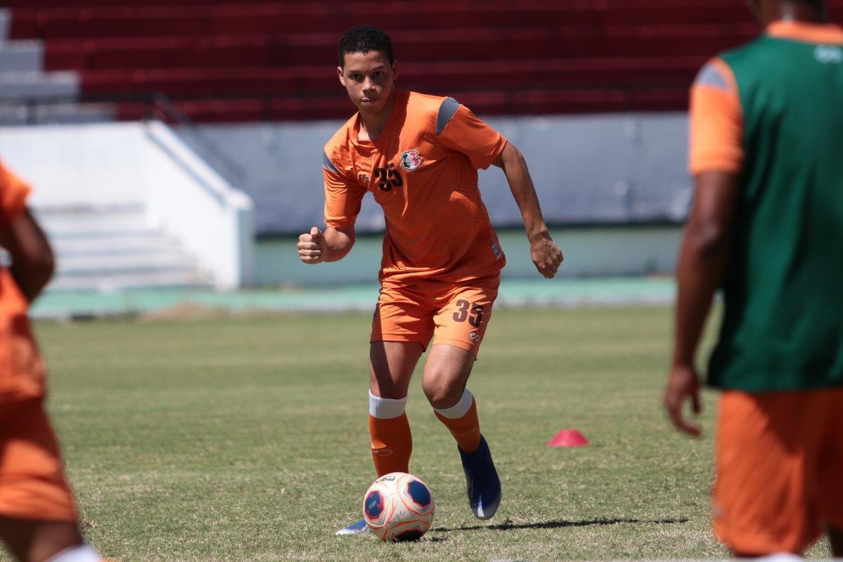 Jogadores do Santa Cruz treinaram no estádio do Arruda, já apresentando trabalhos com bola no gramado, sob a supervisão do técnico Itamar Schülle. Todos os atletas e os membros da comissão técnica seguem submetidos às medidas de afastamento social.
