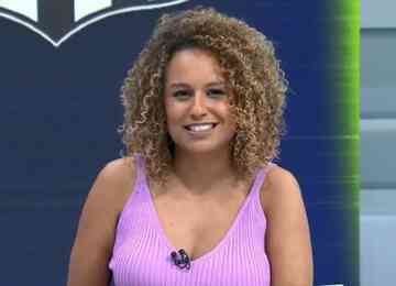 Jornalista Karine Alves participou do programa Altas Horas nesse sábado (8/4) e revelou por qual equipe torce de maneiras indiretas