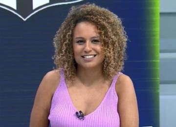 Jornalista Karine Alves participou do programa Altas Horas nesse sábado (8/4) e revelou por qual equipe torce de maneiras indiretas