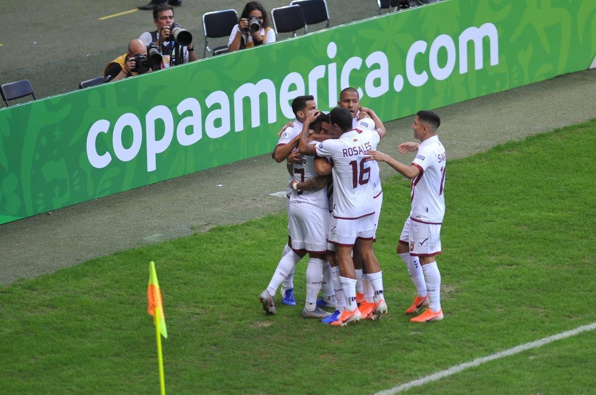 Imagens da partida entre Bolvia e Venezuela