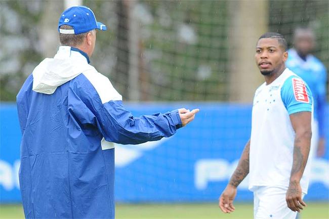 Com Mano, Marinho atuou 21 minutos em jogo com o Figueirense e mais 45 minutos contra o Atlético-PR