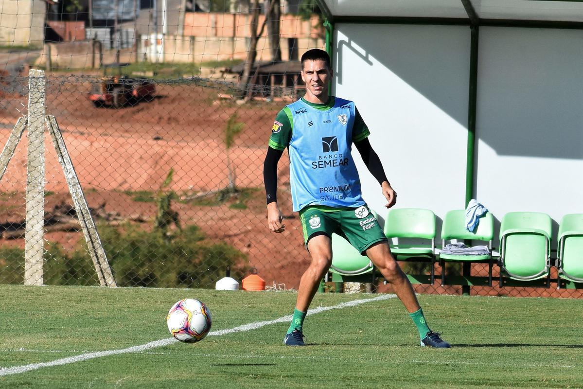 O América treinou nesta terça-feira (1), ao fim da tarde, no CT Lanna Drumond, em Belo Horizonte. As atividades comandadas pelo técnico Lisca visaram o confronto contra o Cruzeiro, nesta quarta-feira (2), às 21h30, válido pela 25ª rodada da Série B do Campeonato Brasileiro. A partida será realizada no Independência, em Belo Horizonte.