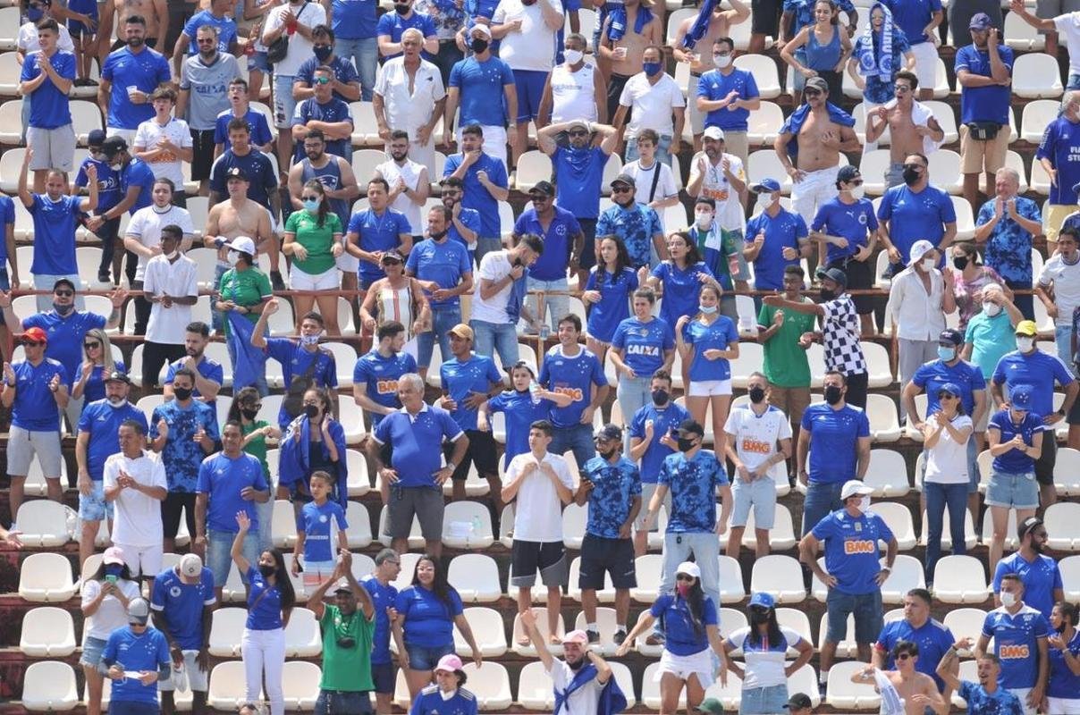 Cruzeiro e Ponte Preta se enfrentaram numa manh de forte calor em Sete Lagoas 