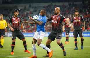 Cruzeiro e Atltico-PR se enfrentaram na noite desta quarta-feira, em Curitiba