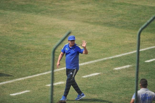 Cruzeiro e Ponte Preta se enfrentaram numa manh de forte calor em Sete Lagoas 