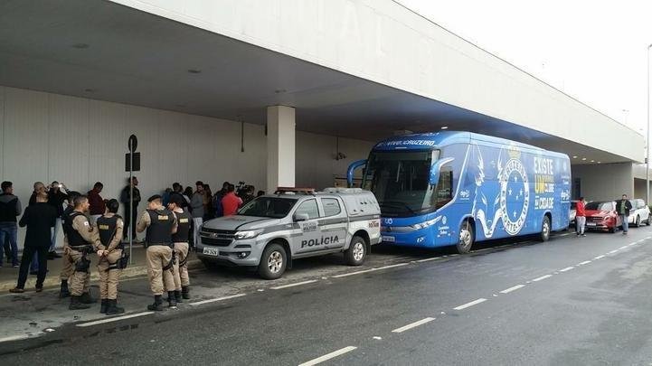 No desembarque do Cruzeiro em Confins, após o jogo contra o Ceará, técnico Rogério Ceni foi ovacionado por torcedores presentes no aeroporto. Já o meia Thiago Neves, apontado como pivô do atrito com o técnico, foi criticado. Assim como treinador, goleiro Fábio foi ovacionado pelos cruzeirenses na chegada.