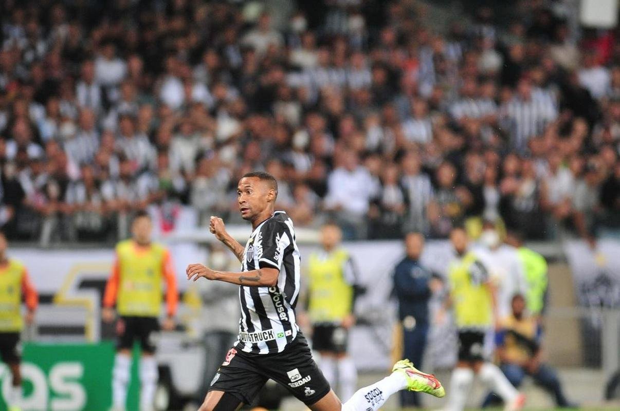 Atltico 2 x 0 Flamengo: Ademir marca de cabea aps grande jogada e assistncia de Hulk
