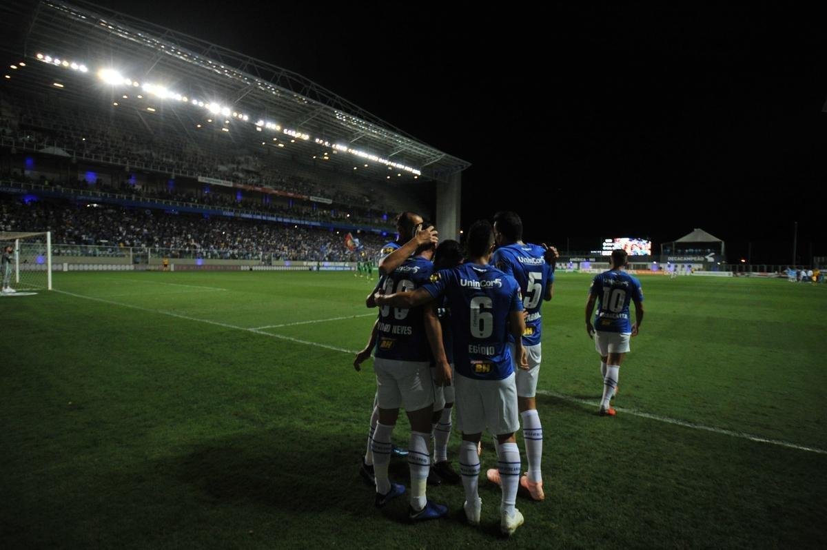 Com gols de Thiago Neves, Arrascaeta e Ded, Cruzeiro goleou a Chapecoense por 3 a 0