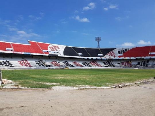 Estádio do Arruda vem passando por pintura na arquibancada, manutenção do gramado e construção de 'calçada de concreto' ao redor do campo