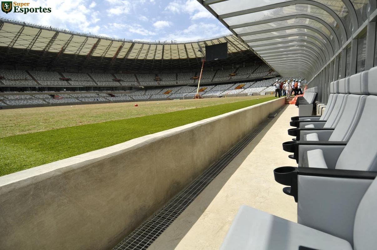 06/12/2012 - Gramado j instalado no campo. Reforma entra na parte dos detalhes, do acabamento final.