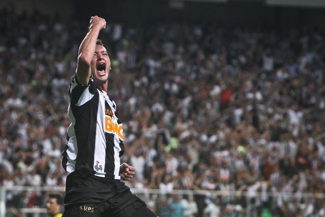 18 - A temporada 2013 foi mgica para Rver. A comear pelo impressionante hat-trick na vitria por 5 a 2 sobre o Amrica, em 17 de maro, pelo Campeonato Mineiro (foto). Pouco mais de dois meses depois, conquistou o bicampeonato mineiro na final contra o Cruzeiro.