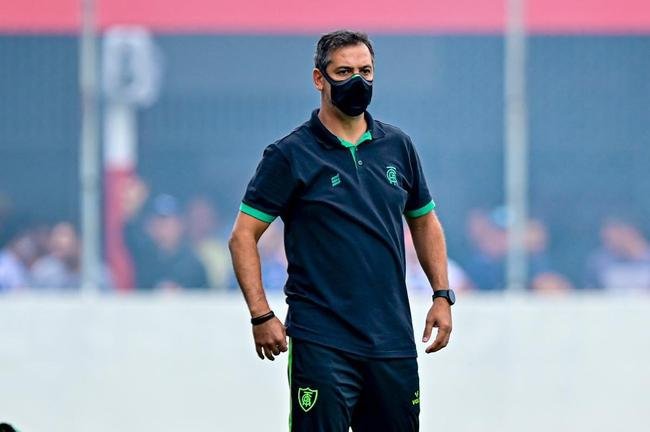 Marquinhos Santos (2021/2022): 31 jogos, 12 vitrias, 8 empates, 11 derrotas (47,3% de aproveitamento)