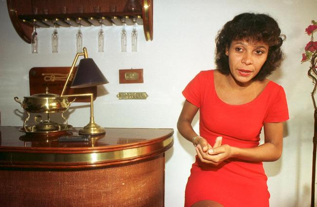 Sandra Regina Arantes do Nascimento foi reconhecida como filha de Pelé em 1991, depois de longa batalha judicial, mas nunca teve convivência com o pai. Ela morreu em 2006 devido a um câncer de mama.