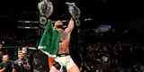 Campeo do peso pena, Conor McGregor nocauteia Eddie Alvarez no UFC 205, em Nova York, e conquista o cinturo do peso leve. 'Notorious' se torna o primeiro lutador na histria do UFC a ser campeo em duas categorias ao mesmo tempo