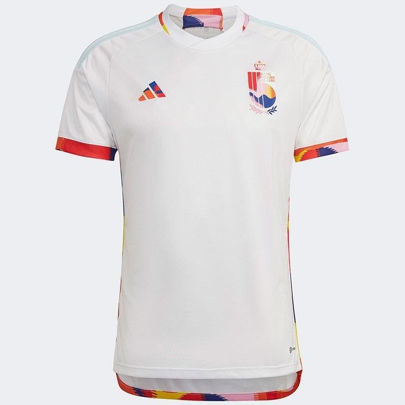 A camisa II da Blgica para a Copa do Mundo  branca e foi produzida pela Adidas