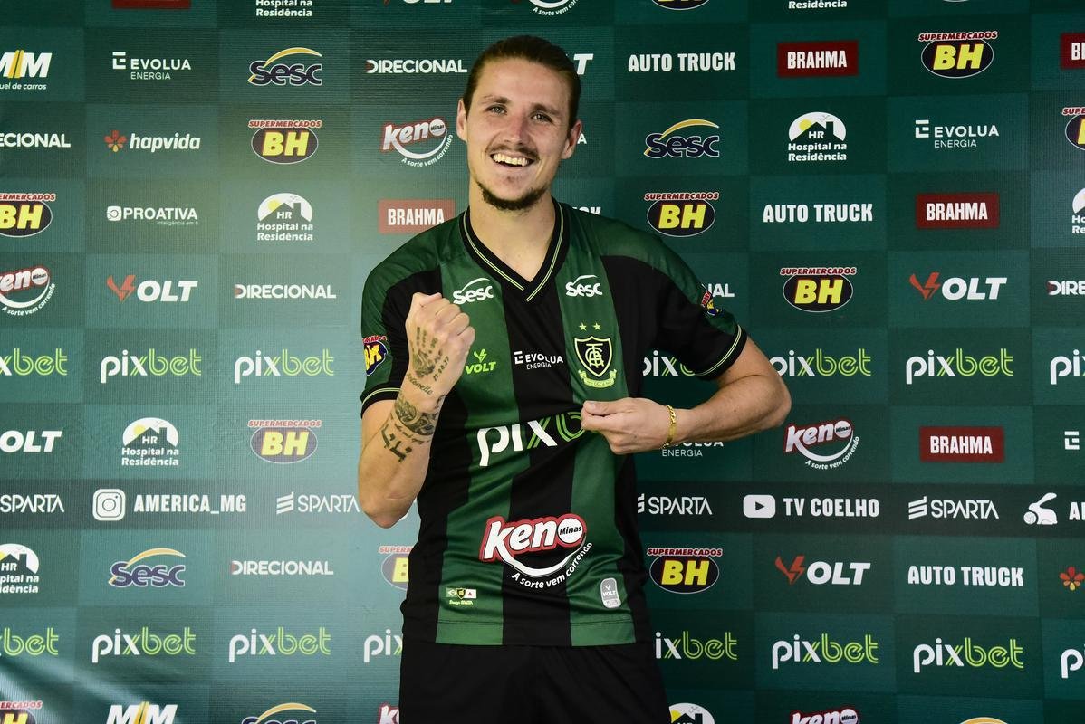 Zagueiro Iago Maidana, um dos nove refor�os do Am�rica para 2022, durante sua apresenta��o no CT Lanna Drumond, nesta quinta-feira (20)