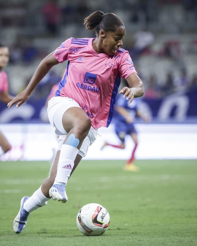 Em preliminar de Cruzeiro x Ituano pela Srie B, o time feminino da Raposa, conhecido como Cabulosas, goleou o Araguari por 8 a 0 pela terceira rodada do Campeonato Mineiro Feminino. Equipe cruzeirense estreou o uniforme rosa, confeccionado pela Adidas em homenagem  campanha Outubro Rosa, de conscientizao contra o cncer de mama