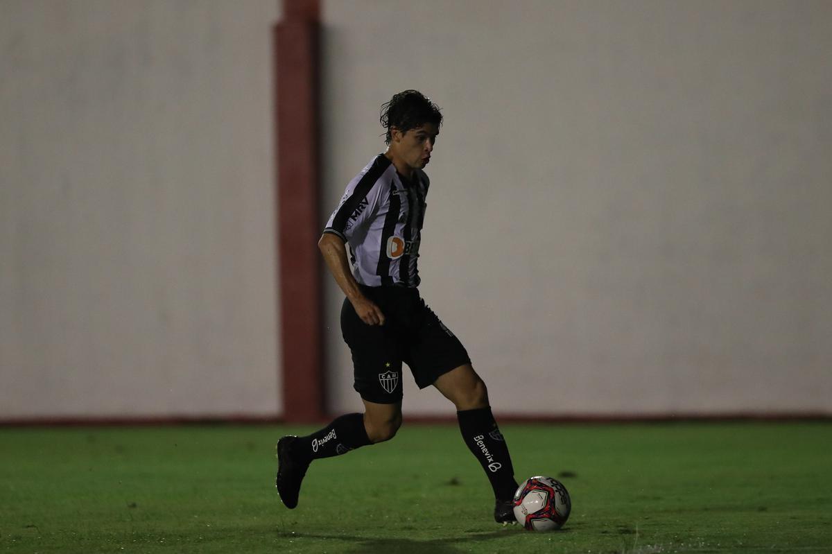Tombense e Atlético se enfrentaram nesta quinta-feira (4), em partida válida pela 2ª rodada do Campeonato Mineiro. O confronto foi realizado no Estádio Antônio Guimarães de Almeida, em Tombos. No primeiro tempo, uma queda de energia paralisou a partida por cerca de 20 minutos.