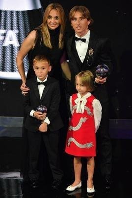 Luka Modric ao lado da esposa Vanja e dos filhos Ivano e Ema 