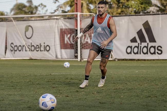 Arrascaeta foi a campo, ao lado de Filipe Luís, na preparação visando ao jogo contra o América