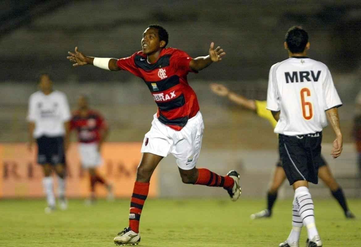 Na Copa do Brasil de 2006, pelas quartas de final, o Flamengo venceu jogo de ida por 4 a 1. Renato marcou dois gols. Jnatas e Obina tambm deixaram suas marcas. Para o Galo, Marinho balanou as redes. No jogo da volta, empate sem gols no Mineiro e classificao dos cariocas.